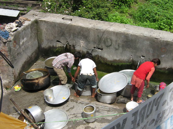 So wird in Indien Geschirr gespült.