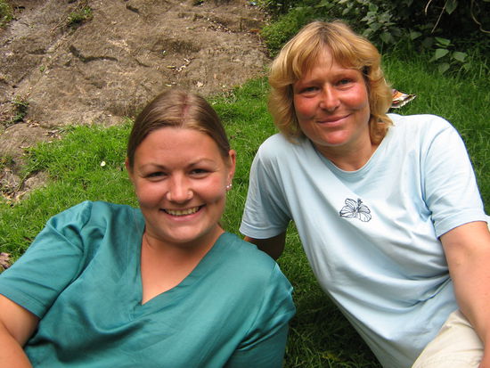 Die Christiane und ich auf einer Wiese bei den "Wasserfällen"