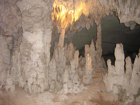 Tropfsteine in der Höhle Tham Kong Lo