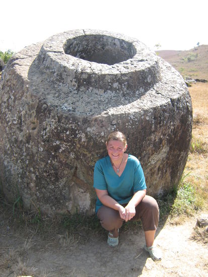 ich vor einem riesigen Steinkrug