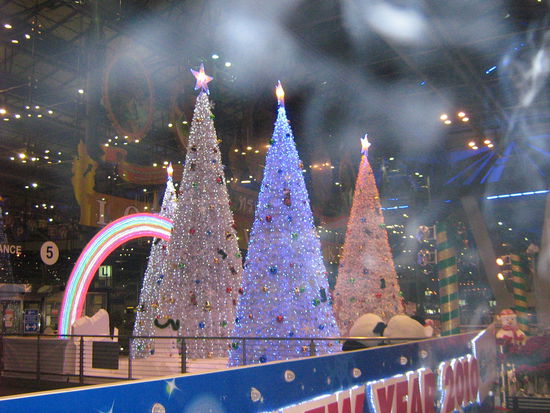 Christbäume am Flughafen von Bangkok