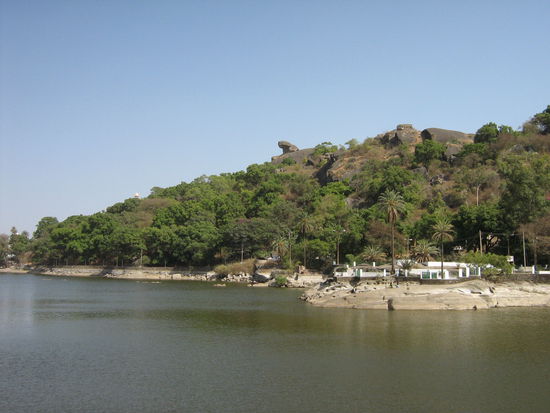 Der Nakki-See in Mt. Abu und oben sieht man den Toad Rock