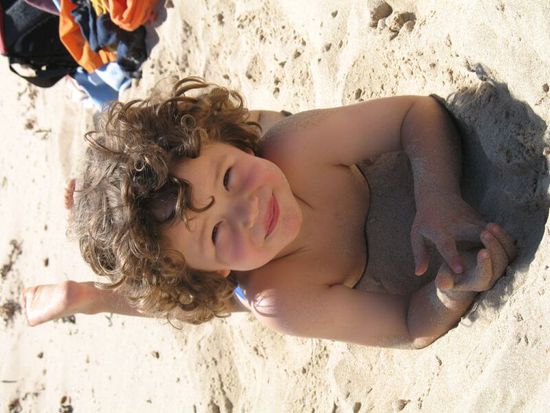 Pebbly Beach (nördlich Batemans Bay): Leon, Sand, Sandburgen und Surfbretter (im Kopf)