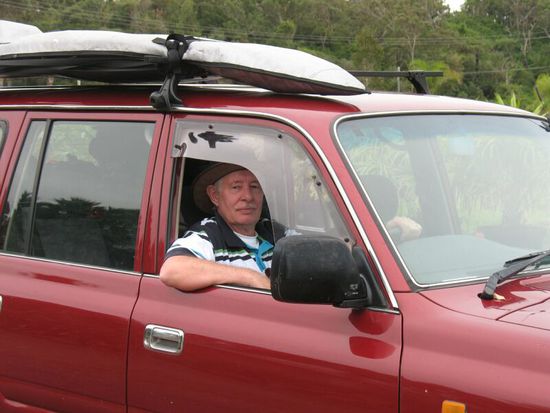 Surfer-Rudi – wäre er früher nach Australien gekommen, könnte er einer der grauhaarigen Surfer mit einem Longboard am Strand von Cresent Head gewesen sein. Doch am Steuer fühlte er sich immer wohl, obwohl ihm der Genuss des Linksfahrens verwehrt blieb.