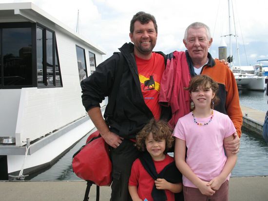 Vier Michls in freudiger Erwartung Delphine zu sichten