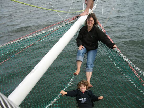 Relaxen im vorderen Fangnetz des Katamarans