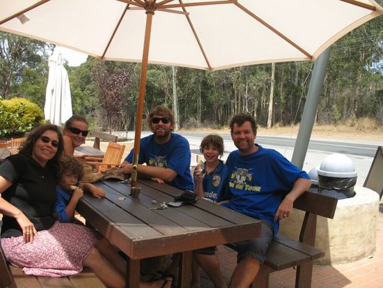 Kaffee Bawley Point (Februar 2006) – Uli, Leon, Dianne, Andrew, Selina und ich (Willi und Dietmar – man beachte die Trikots der Männer und Kinder)