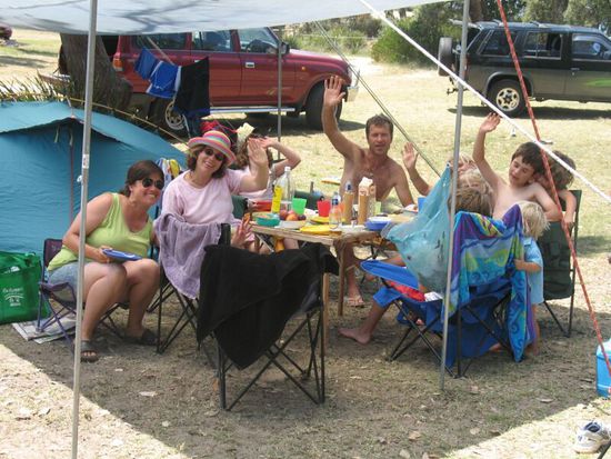 Zeltplatz Moruya breakwall (Januar 2006) – von links Rachel, meine liebste Uli, hinter Ulis Hand Selina, Surfer Phil (hat keine drei Hände), sonder das ist die Hand von Anke-Maria, davor Lola-Lee-Lou, daneben Keagan mit Leon am Ohr, dann der kleinste Keyama-Mio und im Stuhl Aron