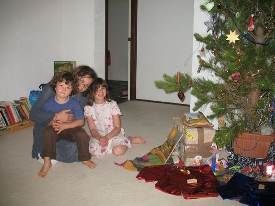 So in etwa sah es an jenen Abenden in Kaleen aus. Der Weihnachtsbaum stand wirklich bis Mitte Februar mit den Geschenken darunter. Silke, eine Bekannte von uns (schon lange weg aus Deutschland) meinte dazu: “Muss ich unbedingt Greg erzählen (ihr Mann und Australier). So kenne ich das aus meiner Kindheit in Deutschland, die Geschenke bleiben über die Weihnachtszeit unter dem Weihnachtsbaum!“ Doch wer hätte gedacht, dass bei Michls dies bis Ende Februar ist.