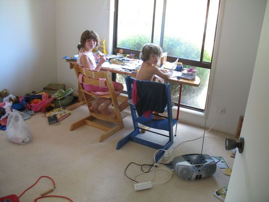 Idealbild zweier friedlicher Kinder in der ersten Ferienwoche. Mit Frühstück, guter Laune, Kinder-CDs aus dem Getto-Blaster ging es ans Malen.