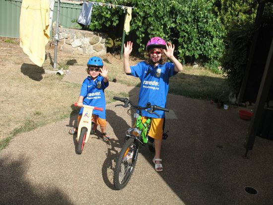 Lieblingsbeschäftigungen am Nachmittag: mit Fahrrad ging es durch den Garten oder über den gegenüberliegenden Parkplatz. Das meistgetragene T-Shirt in den Sommerferien war mit Abstand das Trikot der besten Zweitligamannschaft in Deutschland (jetzt gerade nicht am Abstiegsplatz – oder doch „muss in den live-ticker“, „super Essen liegt 0:2 zurück“ – Ergänzung vom 1. April.