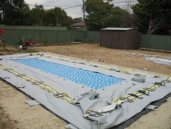 , der 22. Dezember: Der Unterbau für den Pool war die Nacht zuvor fertig geworden und wir wollten an jenem Freitag den Pool aufbauen um am Abend mit der Füllung zu beginnen (Nach unseren Hochrechnungen musste der Pool mit zwei Schläuchen innerhalb von 15 Stunden voll sein). Super sah zu dieser Zeit unser Rasen aus, so dass das einzig Grüne in unserem Garten neben den bewässerten Tomaten, Zuccini, Paprika und Auberginen der umgebende Zaun war.