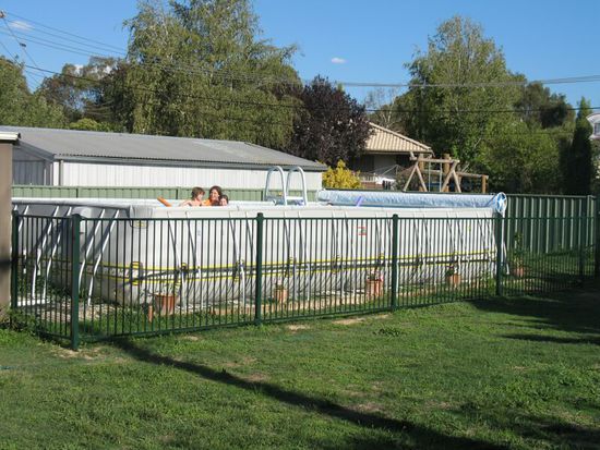 Der Pool Ende März zur Schwimm-WM in Melbourne. Nach einem absoluten Hoch von 34° Grad haben wir jetzt eine Wassertemperatur, die nachts bis auf 22° Grad abkühlt, sich aber im Laufe der Tage auf 24° Grad erhöht. Kleine Ergänzung vom 1. April (kein Scherz) – Wassertemperatur erreicht  tagsüber nur noch 22° Grad, die klaren Nächte um die 6-8° Grad kühlen unsere Wassermasse doch Tag für Tag etwas ab.