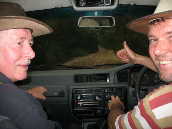 Die Crew am Steuer - Piste, Regen und Dunkelheit machten die Fahrt zu einem echten Abenteuer