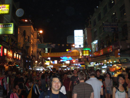 Kao San Road bei Nacht. (Ich nenne sie nur noch Chaosroad)