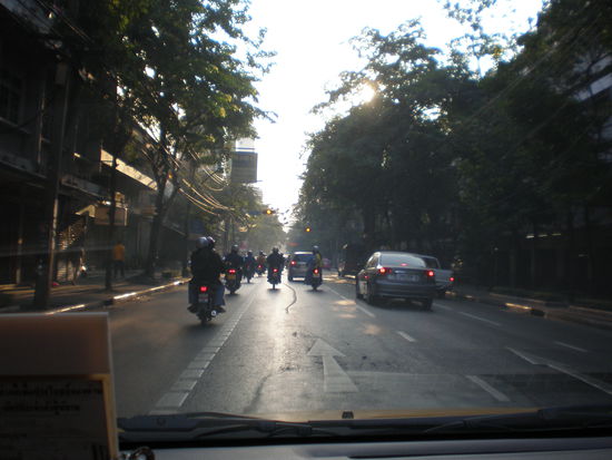 Verkehr in Bangkok. (Da ist nicht viel los )