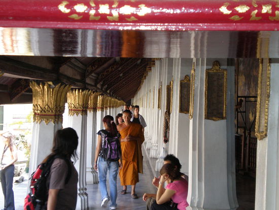 Ein Moench im Wat. Er darf keine Frauen beruehren. falls er es doch tut, hat er ziemlich Stress. Deswegen ist es recht faszinierend zuzusehen, wie geschickt sich Moenche und Damen aus dem Weg gehn.