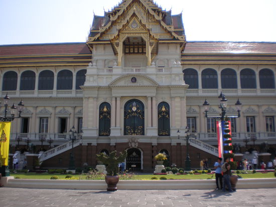Der Grand Palace. Obwohl er nicht mehr benutzt wird, darf man ihn dennoch nicht betreten. Rechts und links an den Treppen stehen bewaffnete Soldaten.