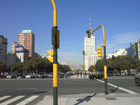9-spurig in beide Richtungen: die "Straße des 9.Juli"