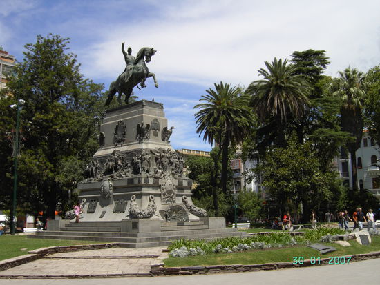 Statur eines Freiheitskaempfers am "Plaza San Martin"