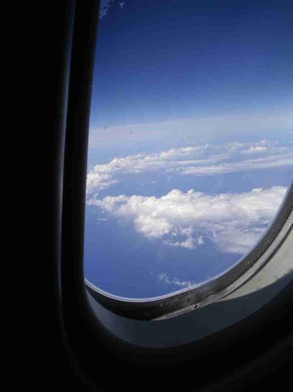 Ueber den Wolken muss die Freiheit wohl grenzenlos sein... Naja... Darueber kann man sich streiten... Mit 1x1 Meter Raum um die Beine auszustrecken =)!