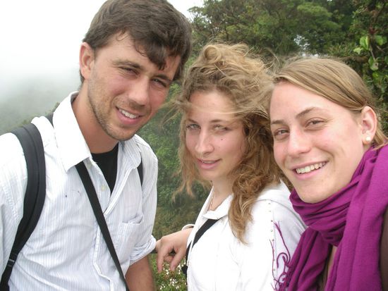 Wir drei Reiselustigen auf den Haengebruecken...