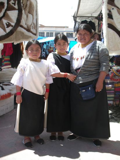 Huebsch gekleidete Otavalo-Frauen, denen ich ein Alpaca-Wollen-Lama abgekauft habe !