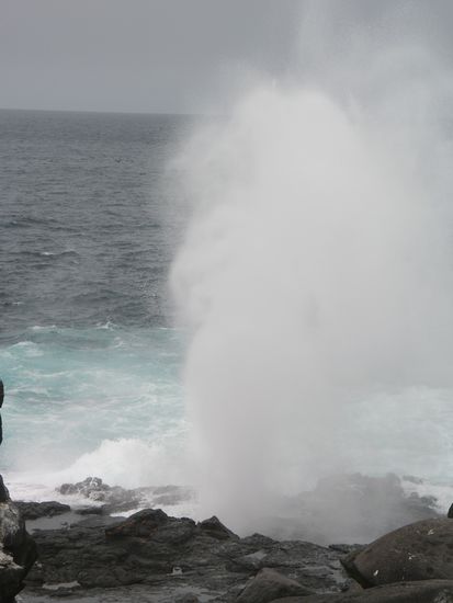 Das "Blow Hole", eine Meereswasserfontaene, die mit grossem Druck in die Luft schiesst. Eine ganz natuerliche Erscheinung, NATUR PUR!