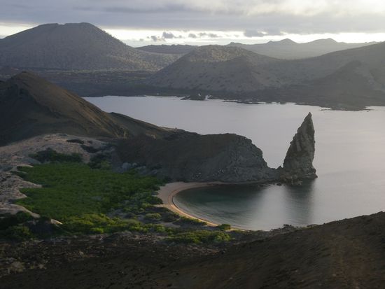 Rechts der beruehmte Pinnacle Rock, dahinter die Isla Santiago und viele andere.
Auch dieser spitze Stein, ganz natuerlich, da war kein Steinhauer am Werk.
