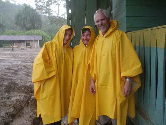 An den haesslichen auffaelligen Regenponchos!!! Die Einheimischen benutzen naemlich Palmblaetter als Regenschirm.