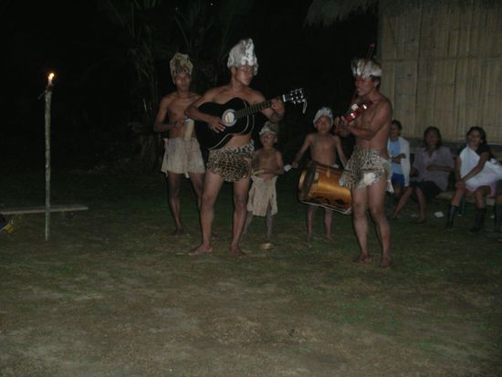 Abschiedsfest mit traditioneller Kleidung und Musik