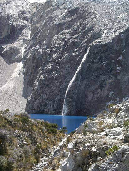 Blaue Farbe zwischen den grauen Steinen!
