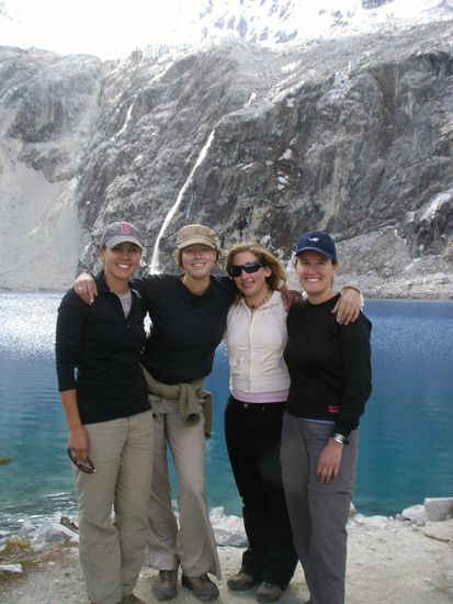 ... und nachher...
Johanna, Birgit, ich, Yenni voller Energie und hinter uns die Laguna 69!