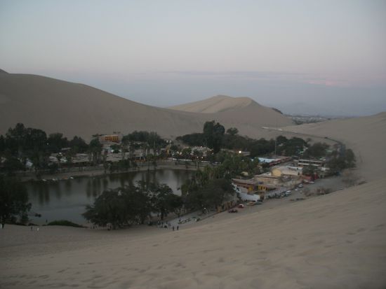 Huacachina und dahinter Ica