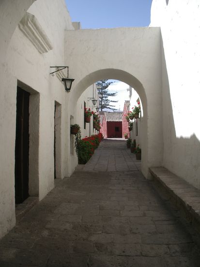 Sieht aus wie in einem Maerchenbuch! Eine stille Gasse im Kloster Santa Catalina.