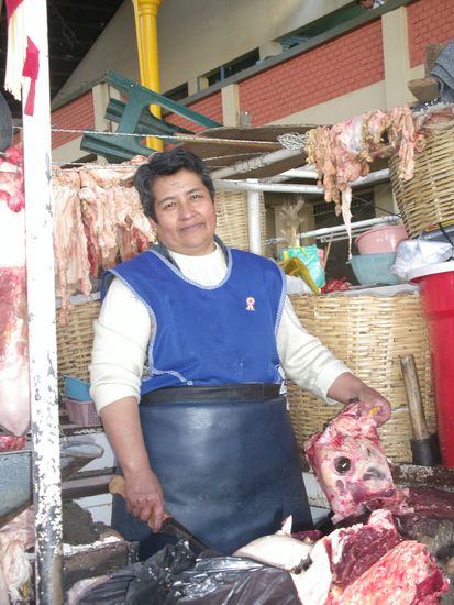 Eine Metzgerin im Mercado San Camillo, die gerade gefuehlslos eine Kuh zerhackt hatte.