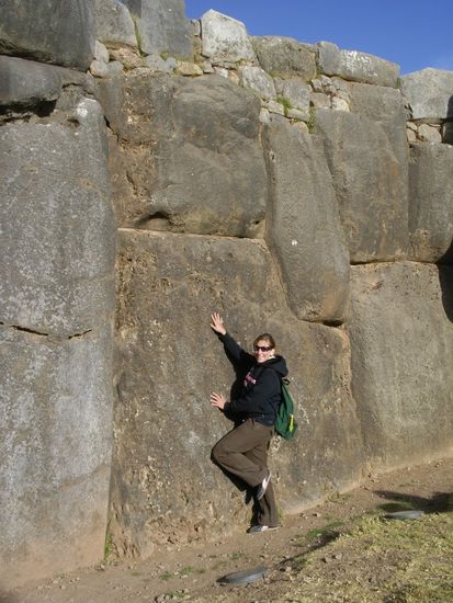 Da gibt's nichts zu ruetteln... Einer der groessten Steinbloecke in Sacsaywaman!