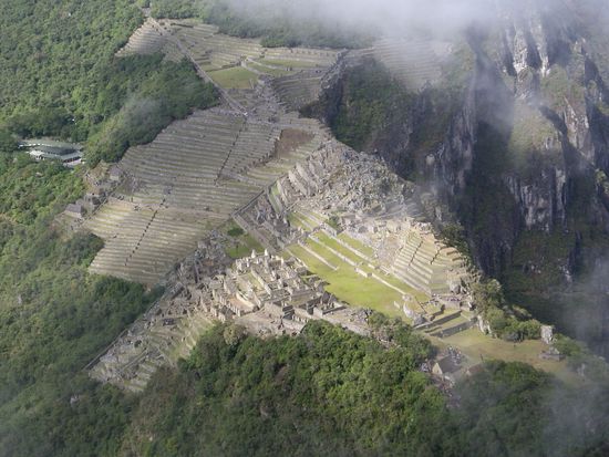 Aussicht vom Huayna Picchu auf Machu Picchu.