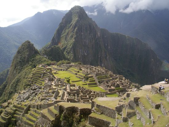 Machu Picchu und rechts dahinter der Huayna Picchu.
Wie in einer Maerchenstadt...