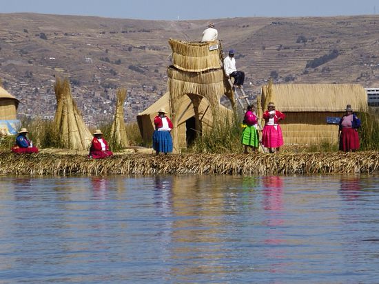 Farbig gekleidete Urofrauen, die etwa 4 Roecke uebereinander tragen (deshalb diese enorme Huefte  ).
