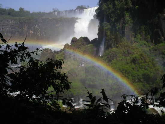 Ein bezaubernder Regenbogen in den staerksten Farbtoenen.