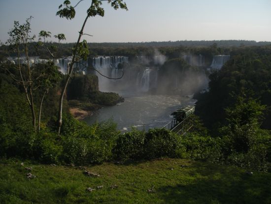 Brasilianische Seite der Faelle von weit weg.