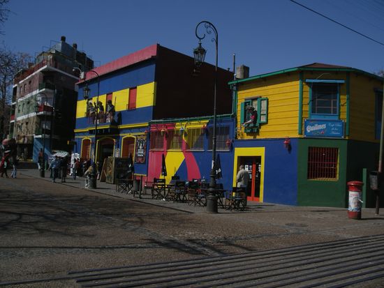 El Caminito in La Boca, dem farbigsten und aeltesten Quartier von Buenos Aires.