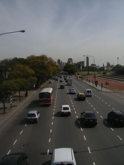 Eine von vielen mehrspurigen Strassen.