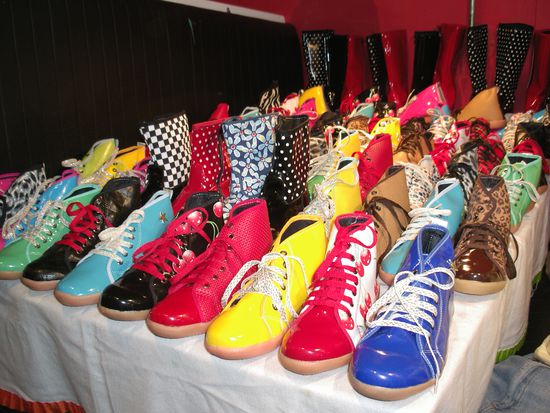 Schuhkollektion am Designermarkt bei der Plaza Cortazar.