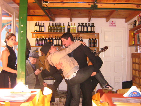 Uiui... ganz schoen steif! Aber Uebung macht den Meister! Nach den Tangolektionen mit Carolina geht's jetzt schon viel besser .