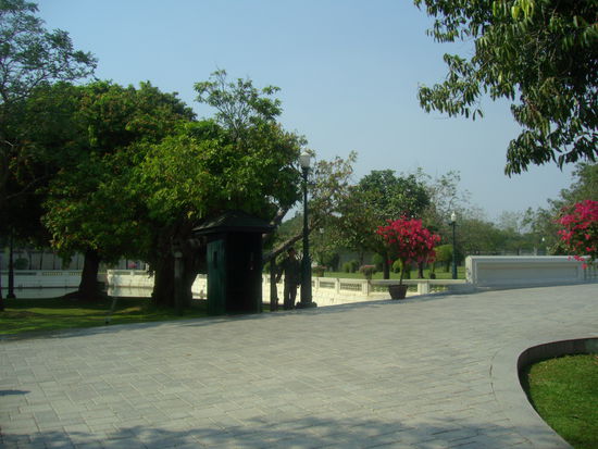 Wachmann neben dem Häuschen.