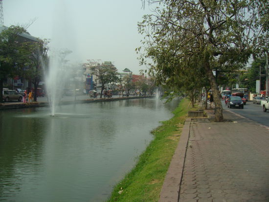 rings um die Altstadt ist Wasser, wobei 
an einigen Stellen noch die alte Stadtmauer vorhanden ist.