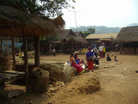 Der Marktplatz im Dorf . . .