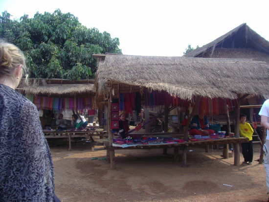 drumherum kleine Verkaufsstände . . .